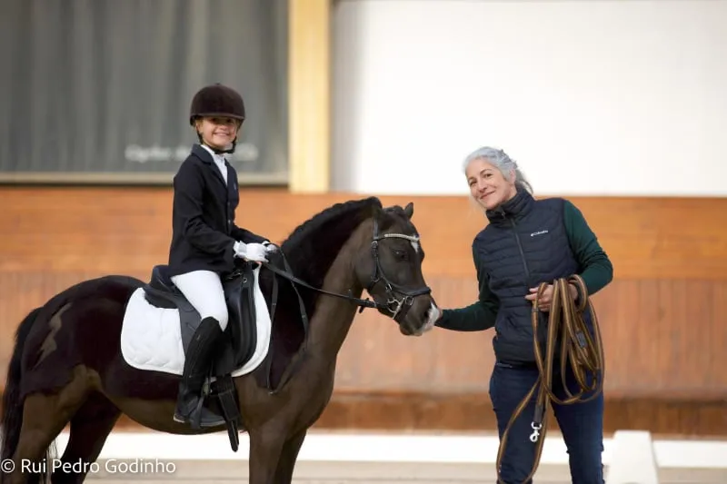 Poney en compétition, accompagné ce jour-là par sa jeune cavalière et la coach
